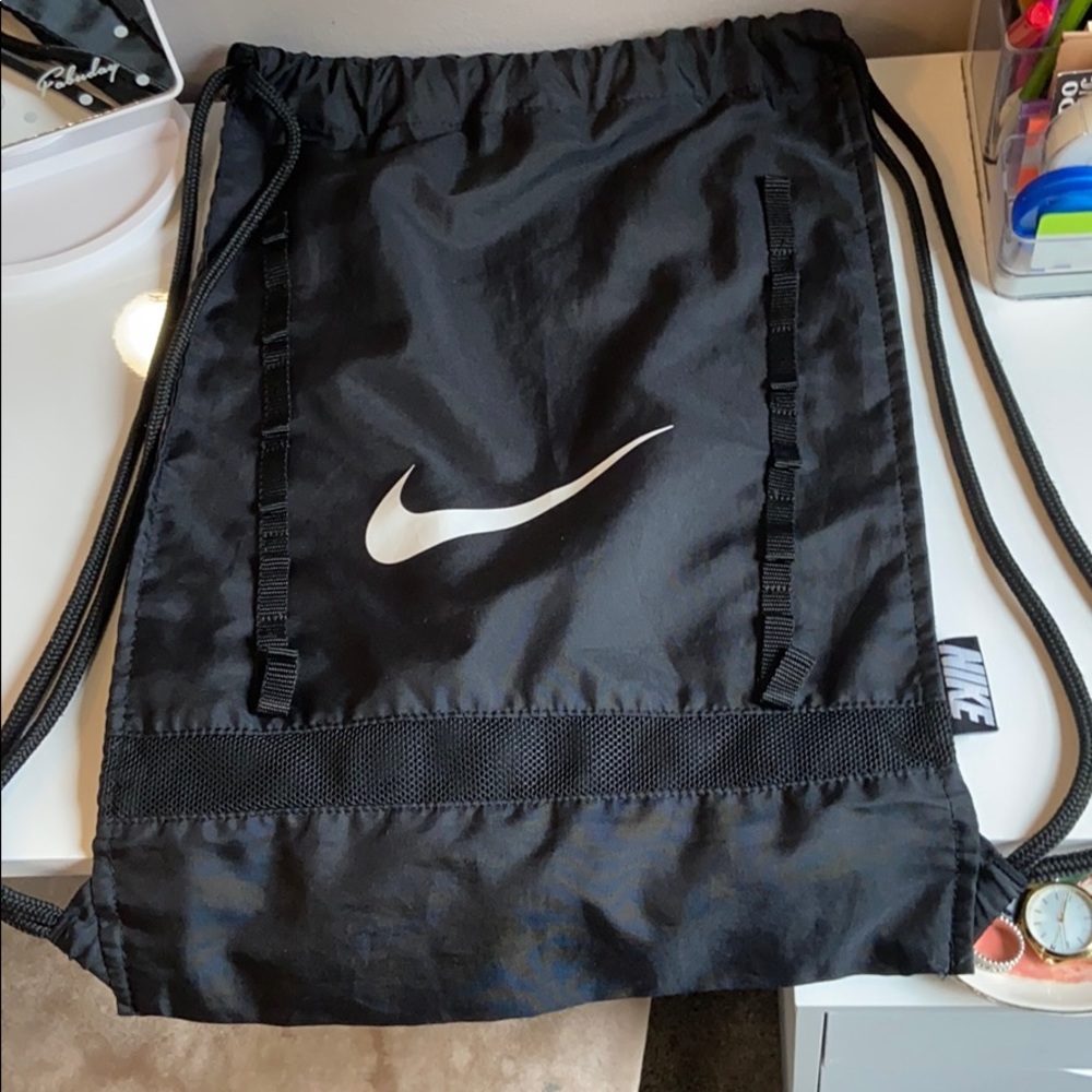 black cinch bag